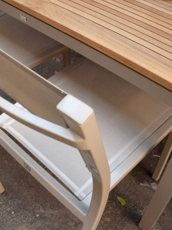 St. Tropez Kvadratisk Teak bord fra St. tropez, detaljbilde av spisebordet